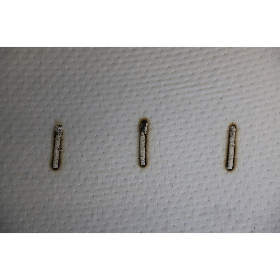 Matt Sleeps Hybrid Pro - Test d'inflammabilité : trois cigarettes sont allumées et placées sur le matelas