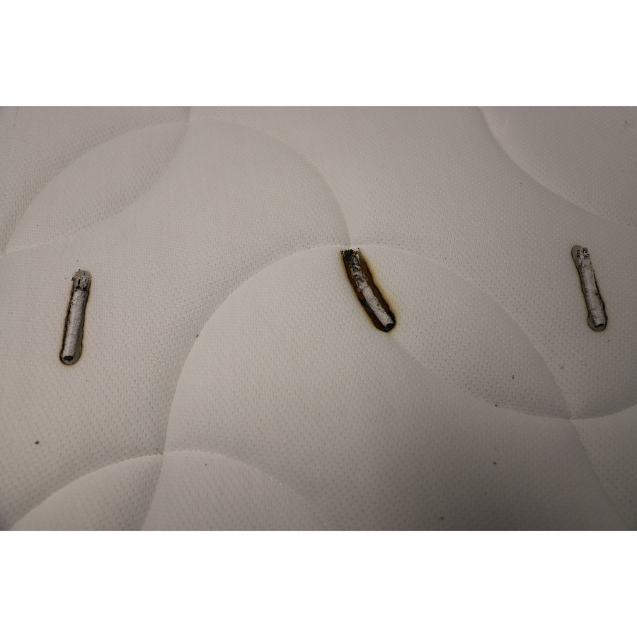 Merinos Cosy lit - Test d'inflammabilité : trois cigarettes sont allumées et placées sur le matelas