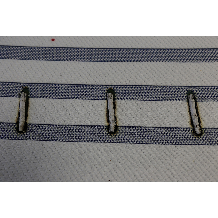 Merinos One Bed - Test d'inflammabilité : trois cigarettes sont allumées et placées sur le matelas