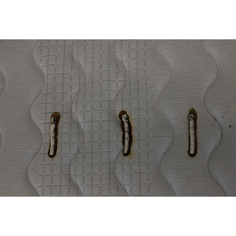 Naturalex Perfect Sleep - Test d'inflammabilité : trois cigarettes sont allumées et placées sur le matelas