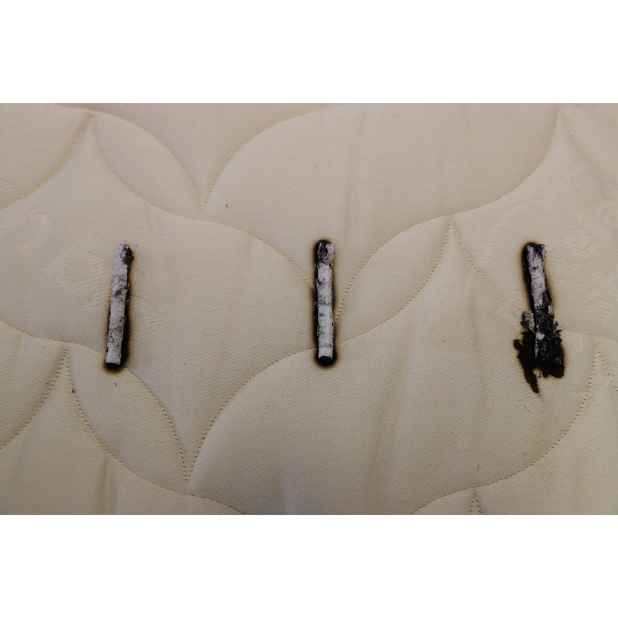 No Stress Privilège - Test d'inflammabilité : trois cigarettes sont allumées et placées sur le matelas