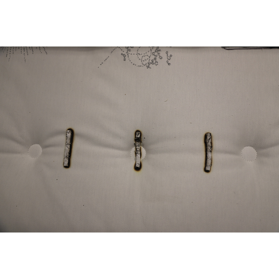 Nuit Faubourg (But) Orsay - Test d'inflammabilité : trois cigarettes sont allumées et placées sur le matelas