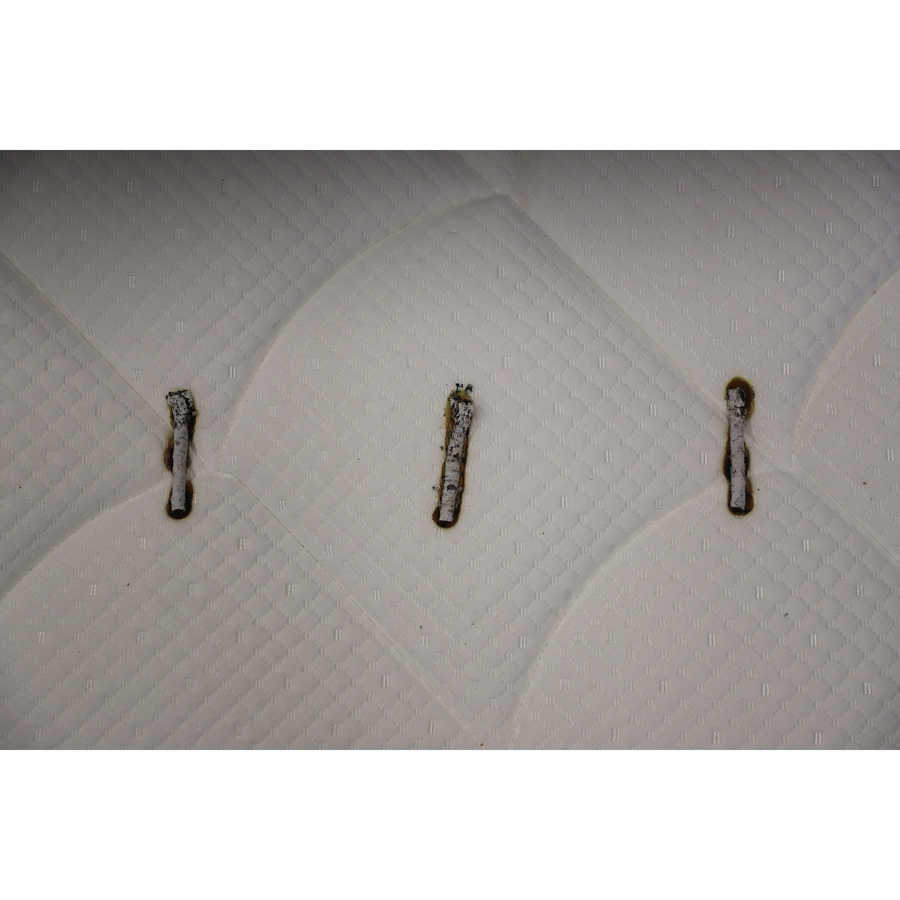 Simmons Fitness - Test d'inflammabilité : trois cigarettes sont allumées et placées sur le matelas