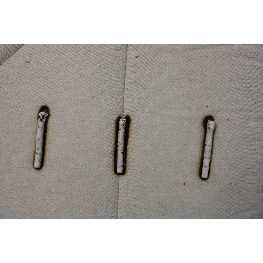 Simmons Generation Up - Test d'inflammabilité : trois cigarettes sont allumées et placées sur le matelas