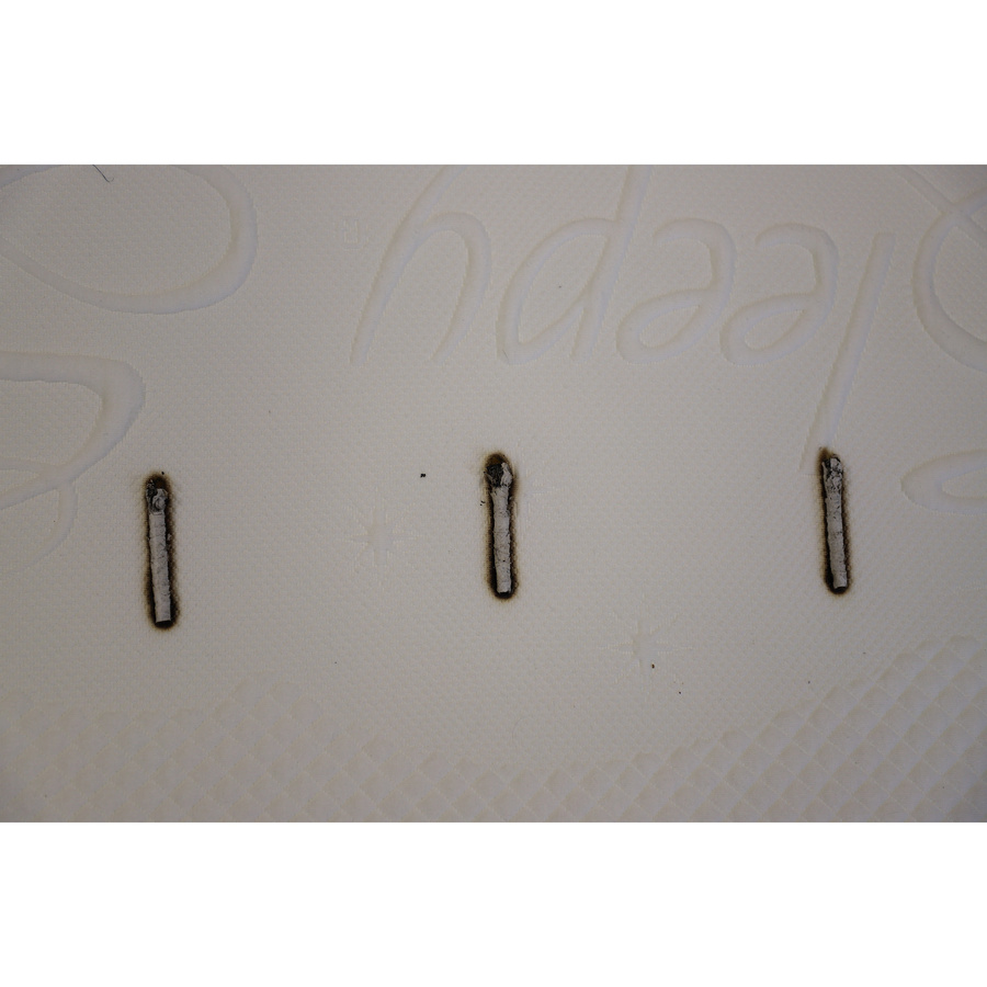 Sleepy Original - Test d'inflammabilité : trois cigarettes sont allumées et placées sur le matelas