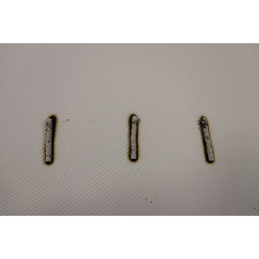 Tediber L'Incroyable matelas hybride - Test d'inflammabilité : trois cigarettes sont allumées et placées sur le matelas