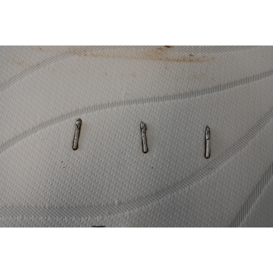 Tempur Form Original Medium  - Test d'inflammabilité : trois cigarettes sont allumées et placées sur le matelas