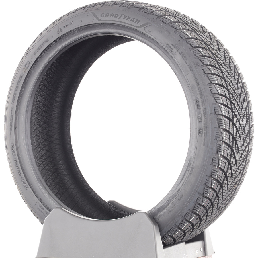 Goodyear UltraGrip Performance 3 -  225/40 R18
