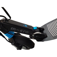 Micro Mobility Merlin X4 (avec frein) - Pour plier la trottinette, il faut pousser légèrement le guidon vers l'avant et presser le levier avec le pied. Un coup à prendre.