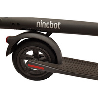 Ninebot E22E - À l'avant comme à l'arrière, des pneus «	 double densité	 » anticrevaison.