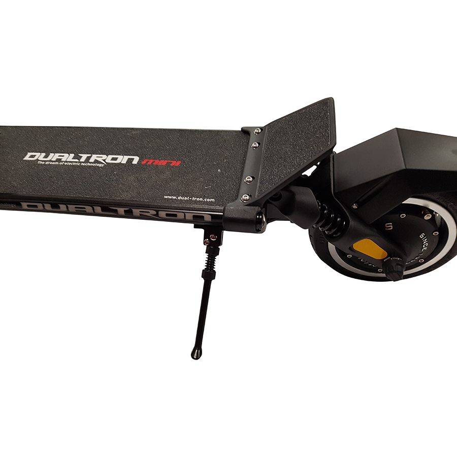 MiniMotors Dualtron Mini 52 V 13 Ah - Pratique, la petite béquille permet de stationner cette imposante trottinette.