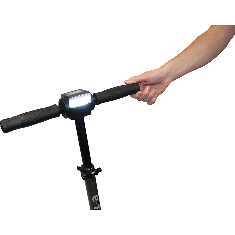 E-Twow Booster S Plus Premium 2020 - Un mode «	 lumière automatique	 » permet, grâce à un capteur de luminosité, d'éclairer quand il fait sombre.