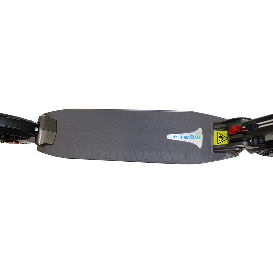 E-Twow Booster S Plus Premium 2020 - Le plateau, de 14,5 cm de large, est assez long pour qu'on puisse bien y positionner les deux pieds.