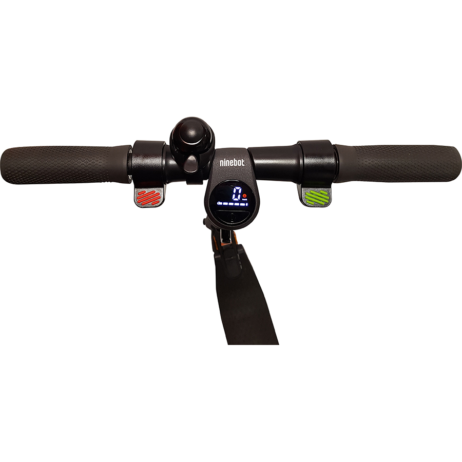 Ninebot E22E - L'afficheur est clair. Frein et accélérateur sont facilement identifiables (rouge et vert).