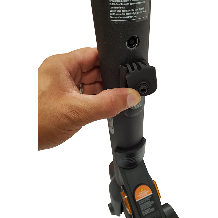 Ninebot E22E - Le connecteur, protégé par un cache en caoutchouc.