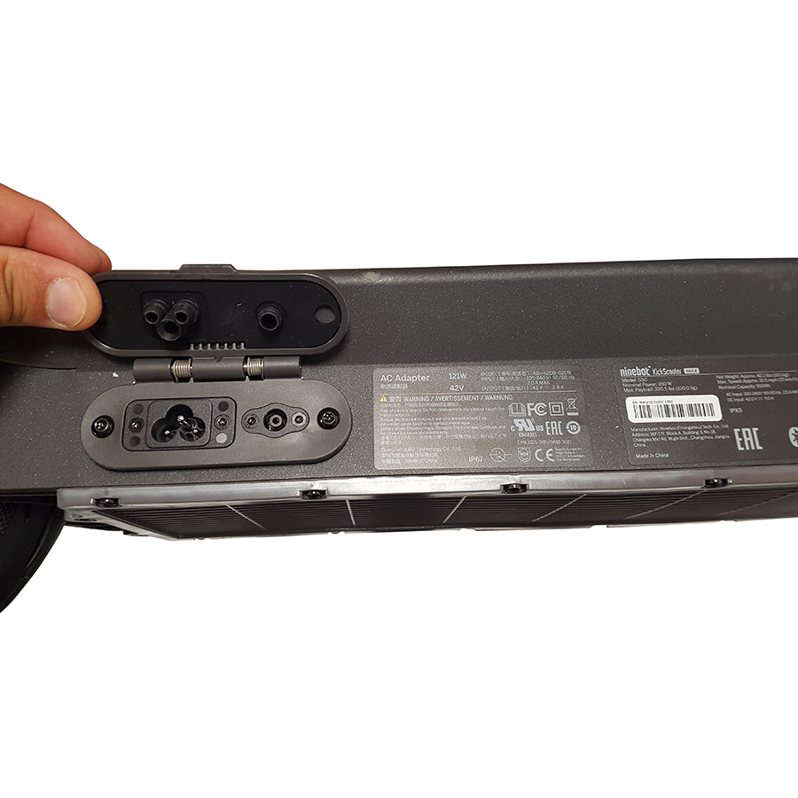 Ninebot KickScooter Max G30 - Les connecteurs, protégés par un clapet. Celui de droite permet d'utiliser un chargeur rapide (vendu en option).