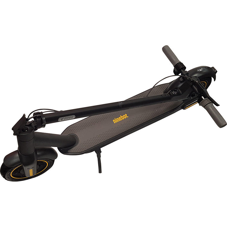 Ninebot KickScooter Max G30 - Même pliée, la G30 reste encombrante, notamment du fait de ses poignées non rétractables.