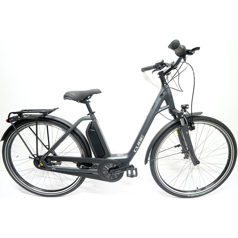 Cube Town Hybrid One 400 - Dérailleur dans le moyeu arrière, chaîne complètement protégée : le profil du parfait vélo de ville.
